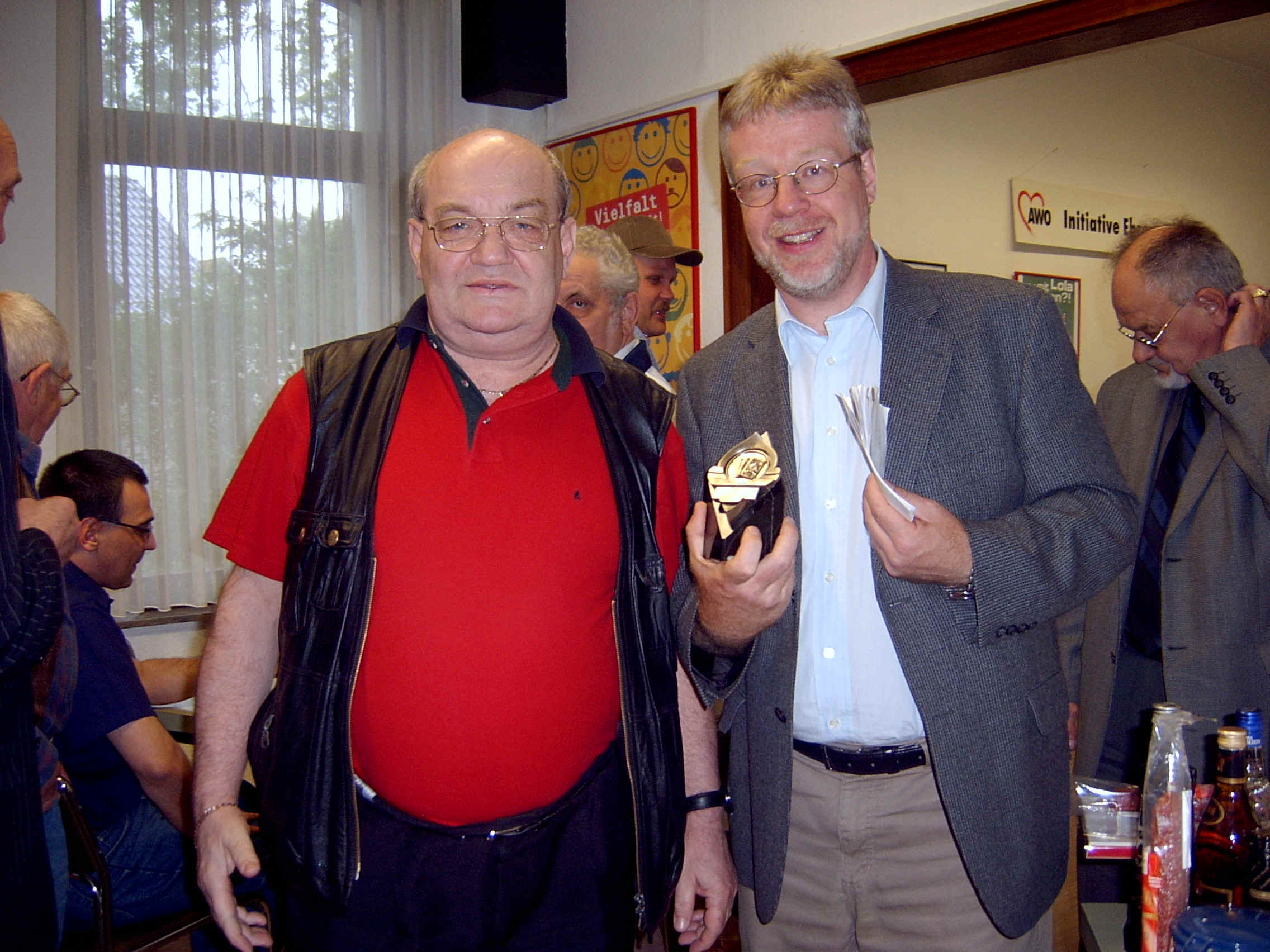 Vorsitzender Norbert Roggenbach berreicht den AWO-Pokal an den Sieger Herbert Mller (2727 Punkte)
