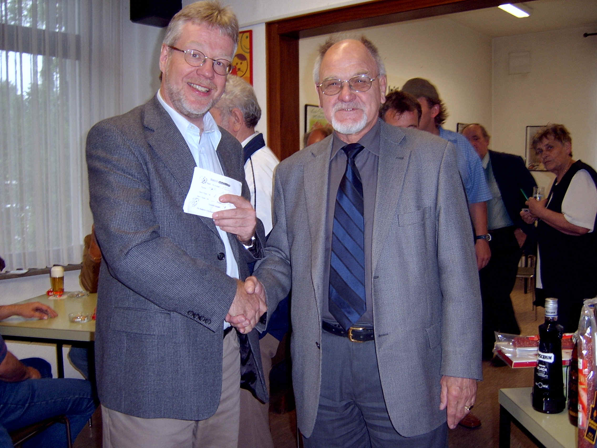 Norbert Roggenbach gratuliert dem 2. Sieger Jrgen Bhnke (2612 Punkte) 