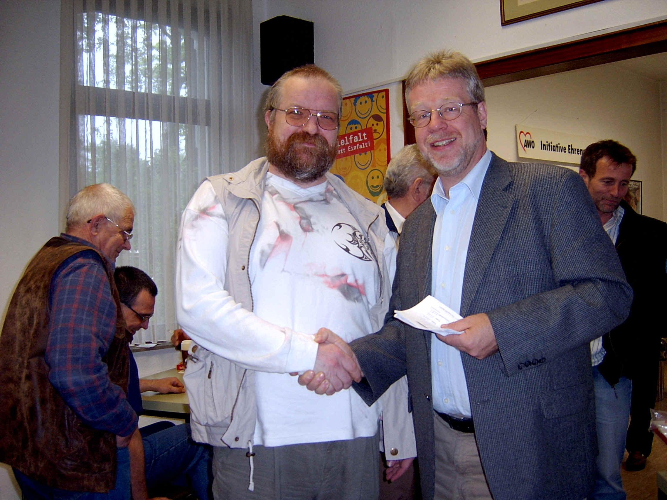 Norbert Roggenbach gratuliert dem 3. Sieger Alwin Wiepning (2287 Punkte)