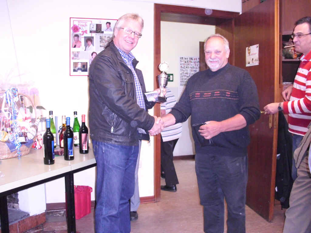 Der Pokal fr den Sieger: AWO-Vorsitzender Norbert Roggenbach gratuliert Herbert Zimmermann (r.) zum Sieg